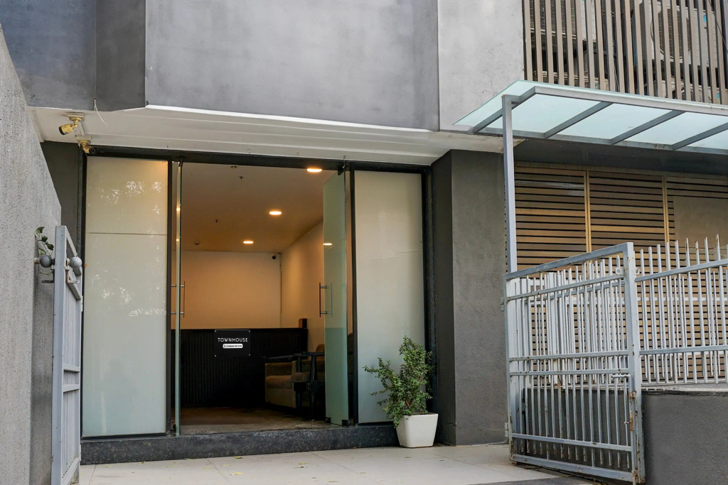 Super Townhouse Balewadi High Street