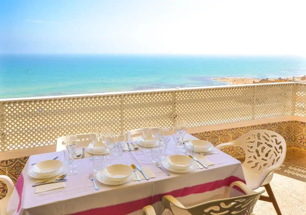 7th floor beachfront apartment with stunning views