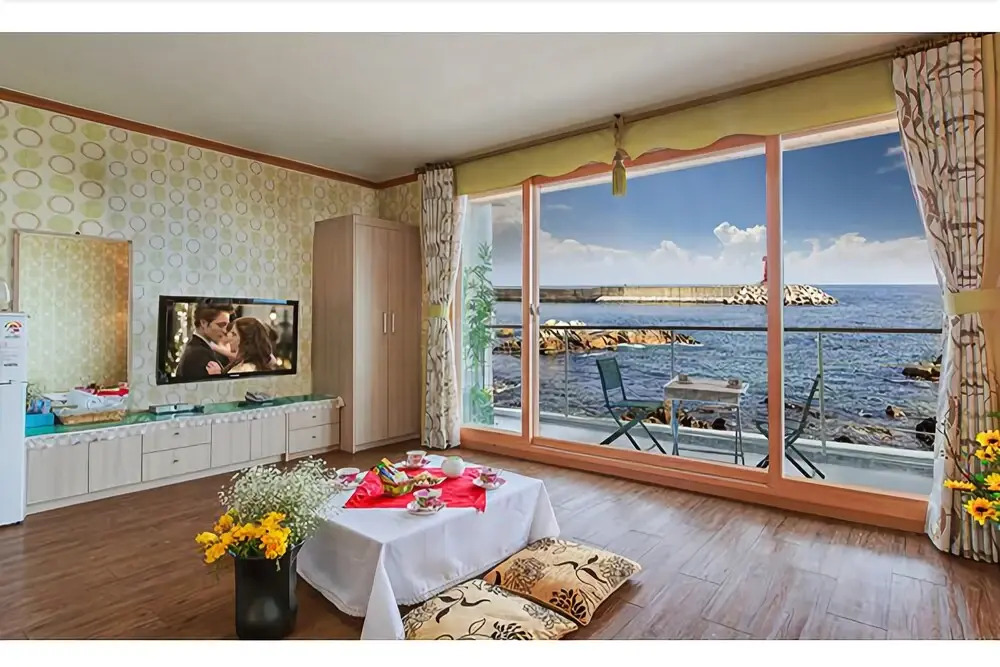 Yangyang Seaglow Rainbow Pension