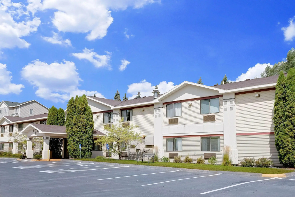 Super 8 by Wyndham Cloquet