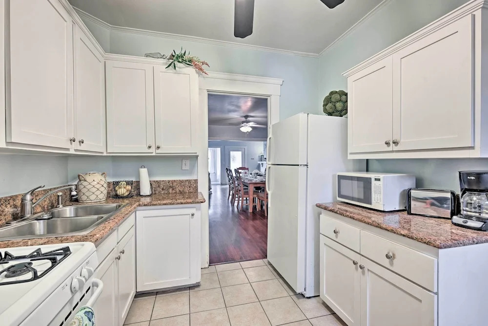 Steps to Avalon Bay: Sunny Catalina Island Home!
