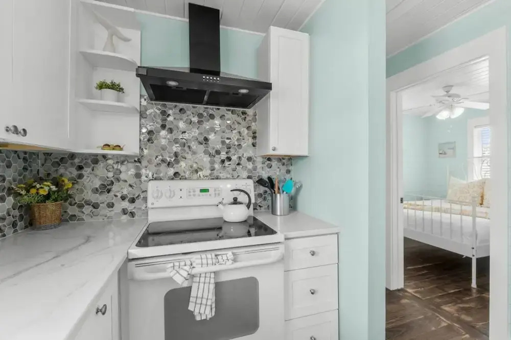 Newly Renovated 2 Bedroom Beach House Free Parking