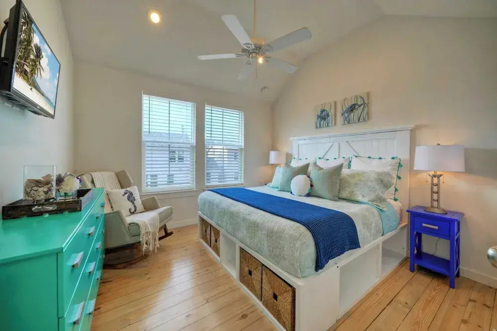 2 Homes in Old Town by Avantstay Sleeps 19, Pool, Newly Built Walk to Eats, Music, & More