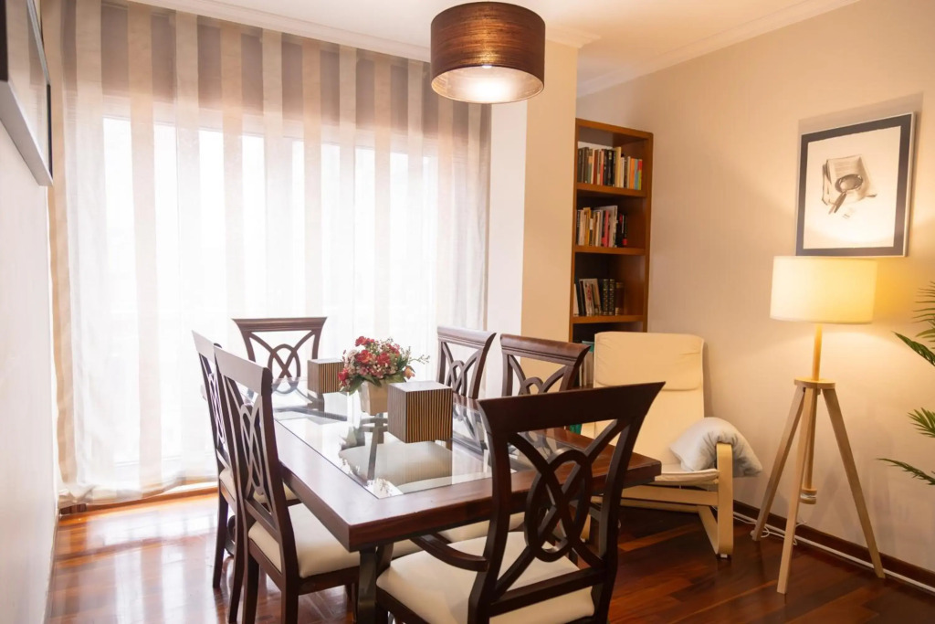 Apartamento completo, amplio, muy iluminado y con plaza de garaje incluida.