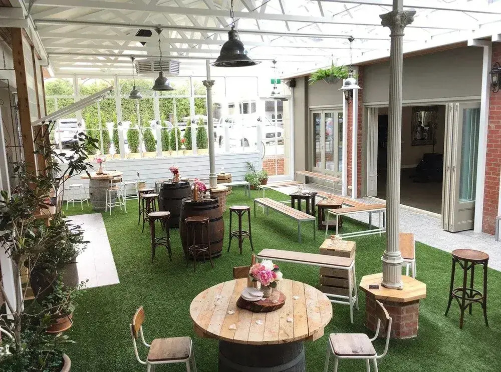 Oscars Hotel and Cafe Bar