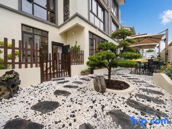 Tongyue Family Homestay with Pool Courtyard
