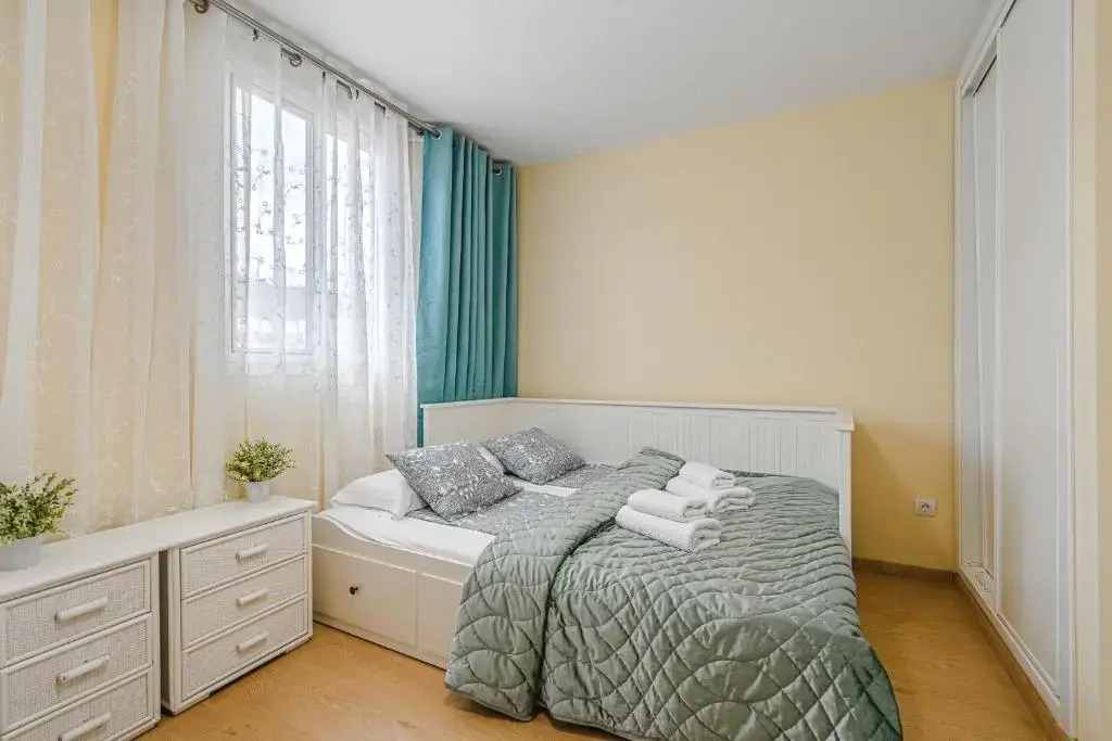 YELLOW 3 bedroom large apartment for 10 guests