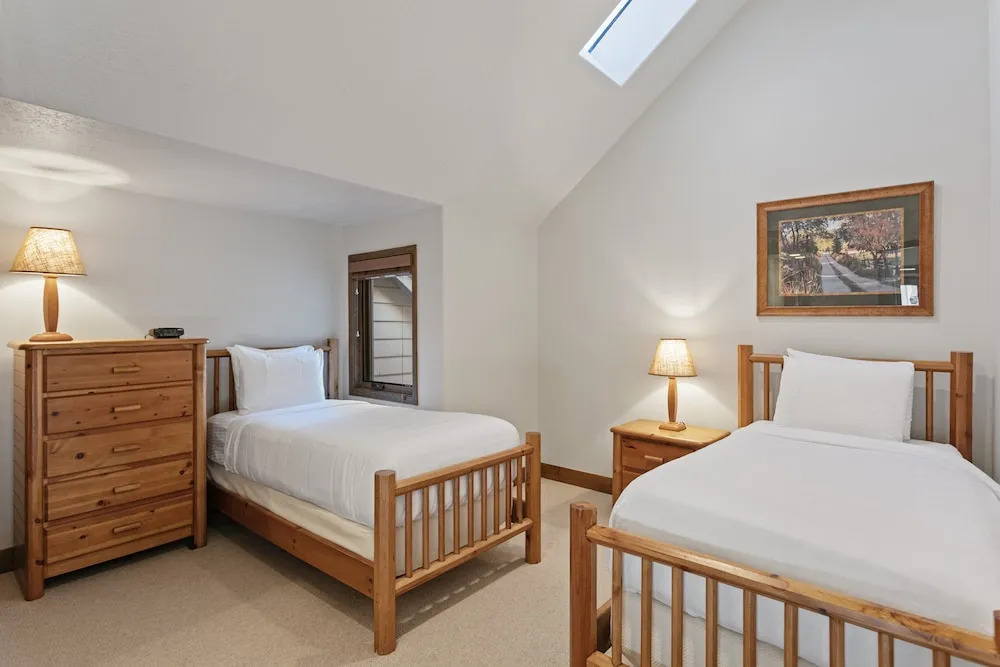 Deer Valley Townhome Walkable Location + Hot Tub 3 Bedroom Condo