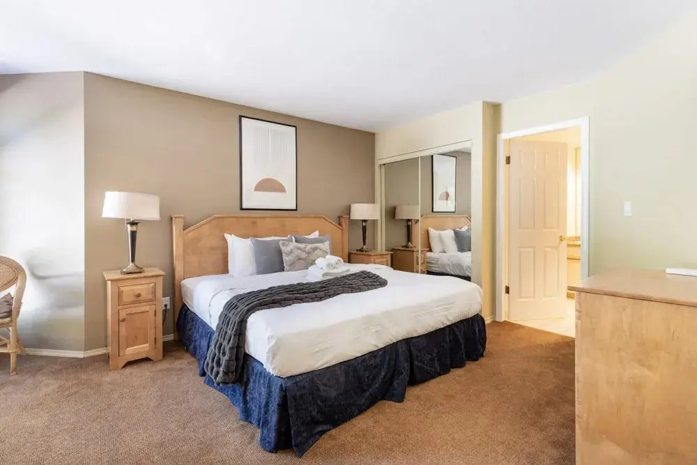 Large 2-bedroom Whistler Condo for up to 6 People w Swimming Pool hot tub