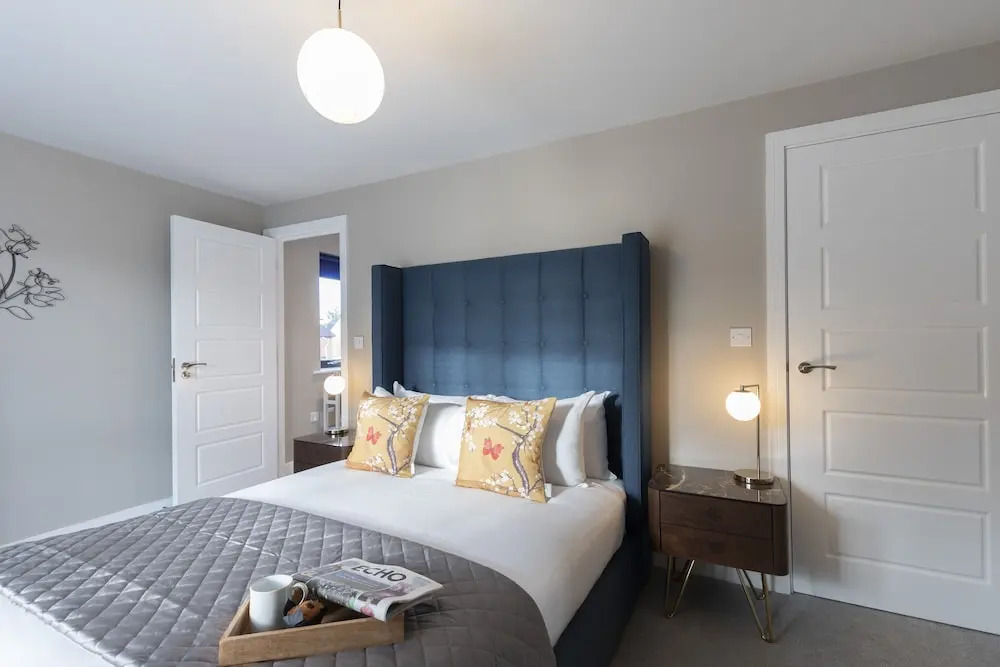 Elliot Oliver - Luxurious 2 Bedroom Apartment With Parking