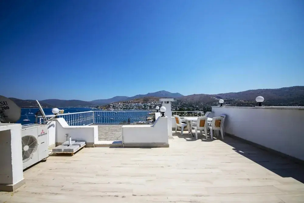 Seaside House With Mesmerizing View in Turkbuku