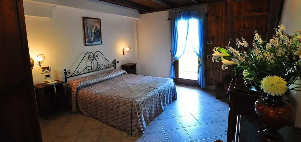 Leo Hotel