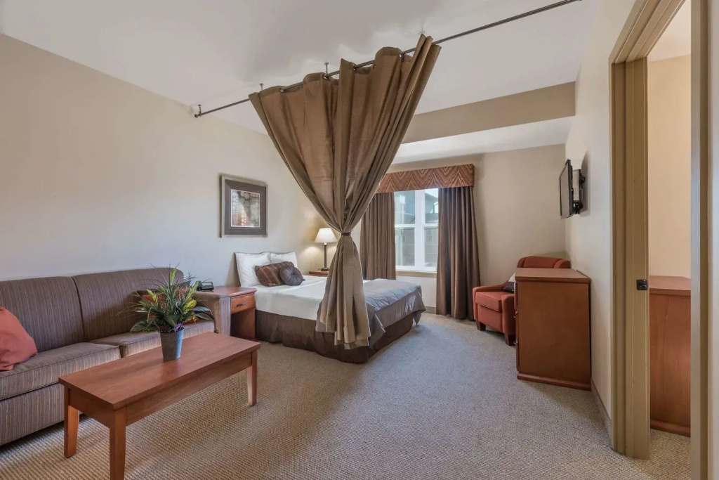 Clarion Hotel & Suites Williston