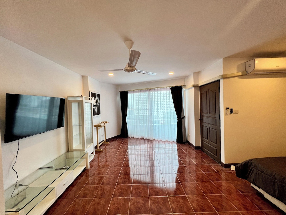 Stylish 1BR Sea-view Condo - 2 Balconies - View Talay 1 Jomtien