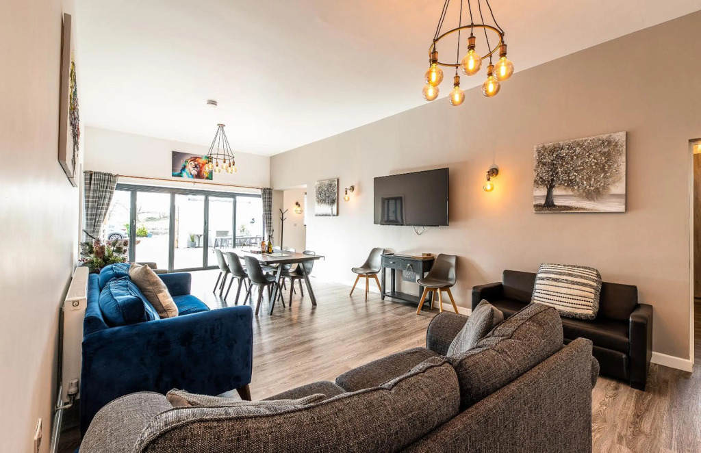 LIONHEART LARGE LUXURY LODGE - Sleeps 12, Dog Friendly, Hot Tub Hire Available, Near Sherwood Forest at Fairview Farm Nottingham, Accessible, Great for Brides,Bridesmaids ,Family Gatherings, Groups, Hen Parties, Corporate Events and Retreats,Games Rooms