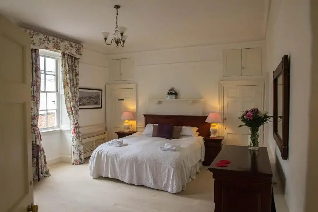 East Pallant Bed and Breakfast, Located in Large Georgian Townhouse in Central Chichester