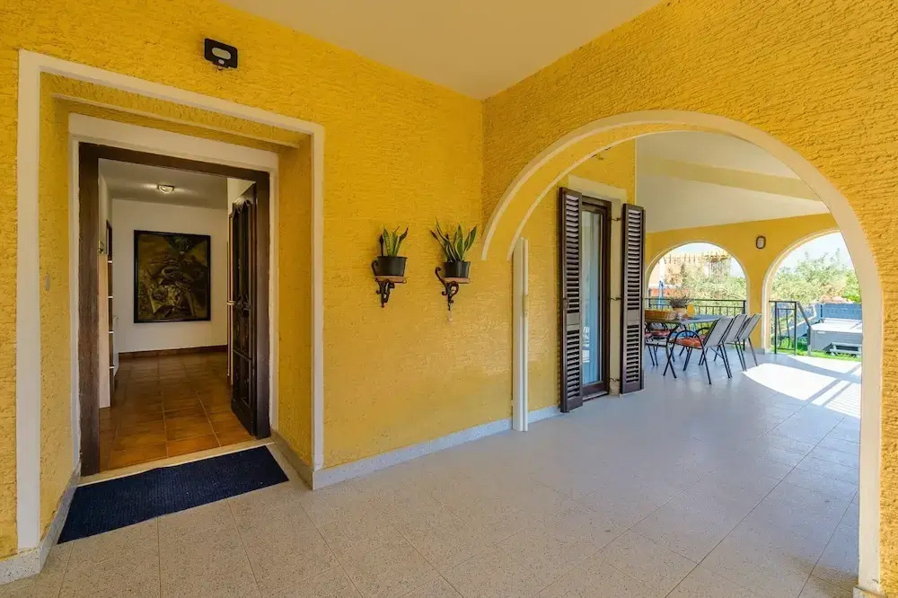 Spacious Apartment With Garden
