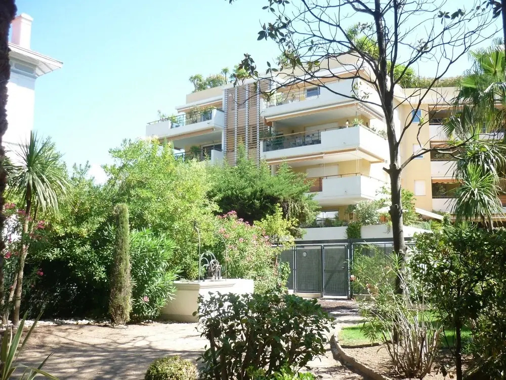 Bright Apartment in St Raphael with a Balcony, Great Views And AC