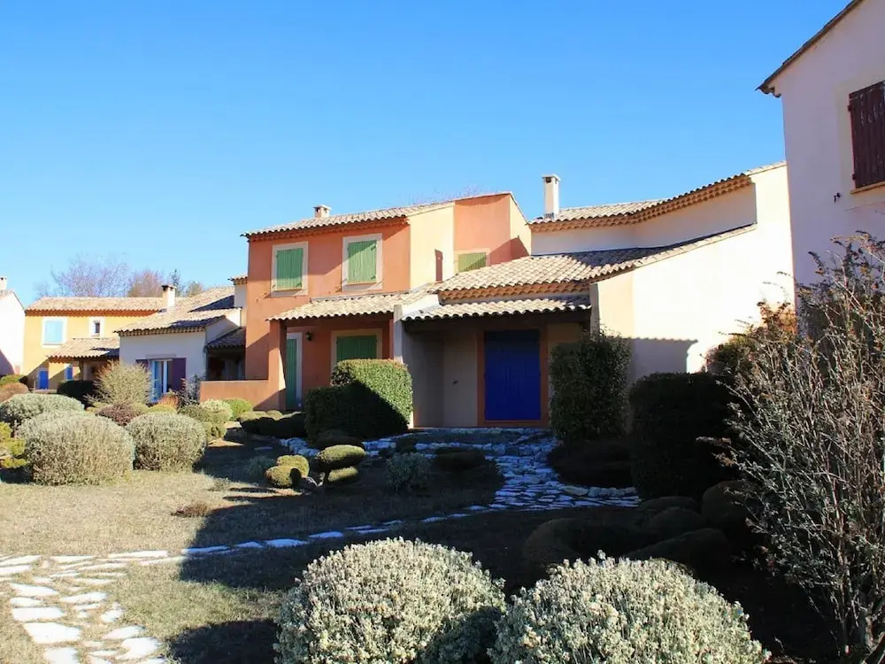 Semi-detached villa with dishwasher, close to the village