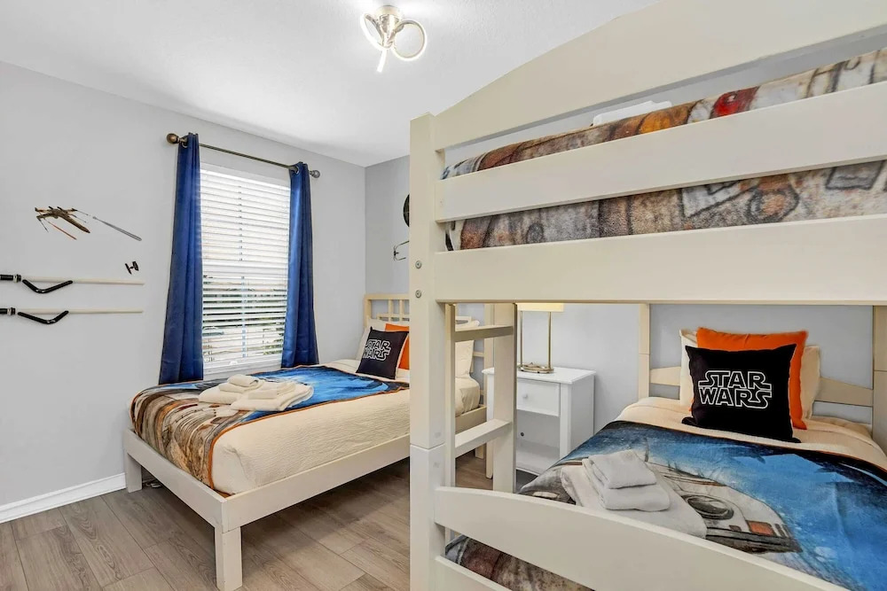 Roomy Town Home, Mickey-themed Bedroom! #4bv550