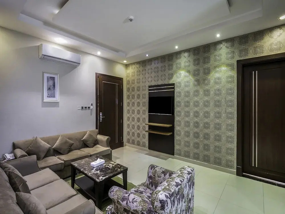 OYO 160 Dotel Suites