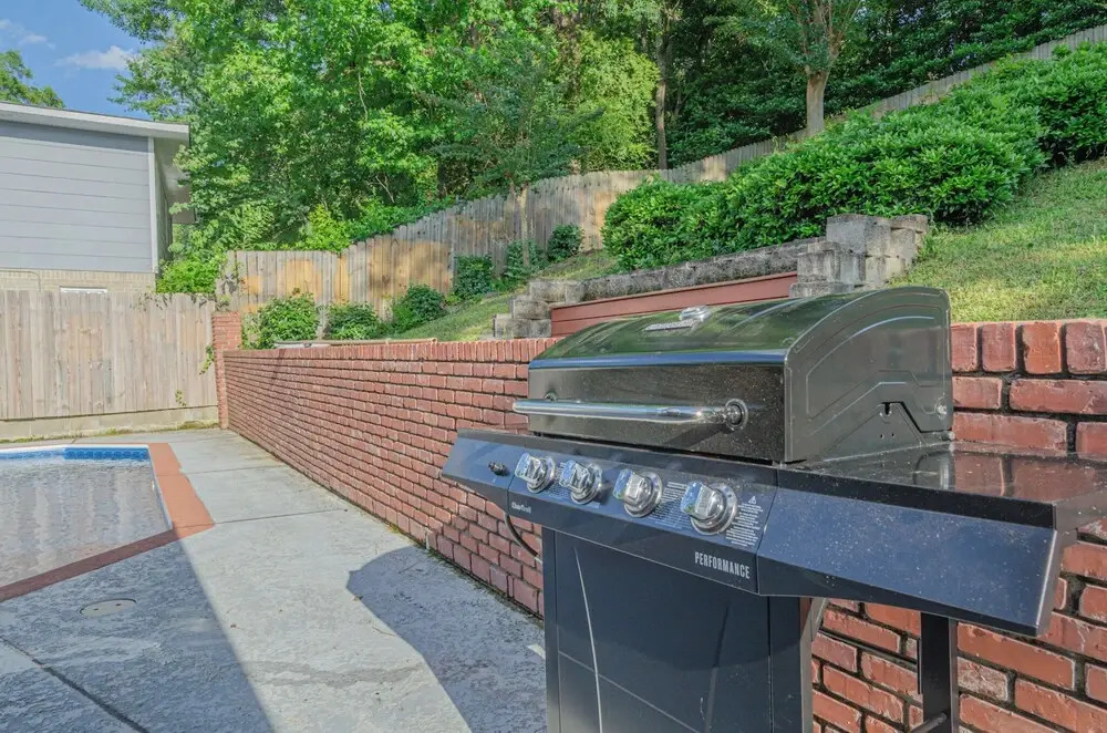 Relaxing 3BR Getaway with Pool and games