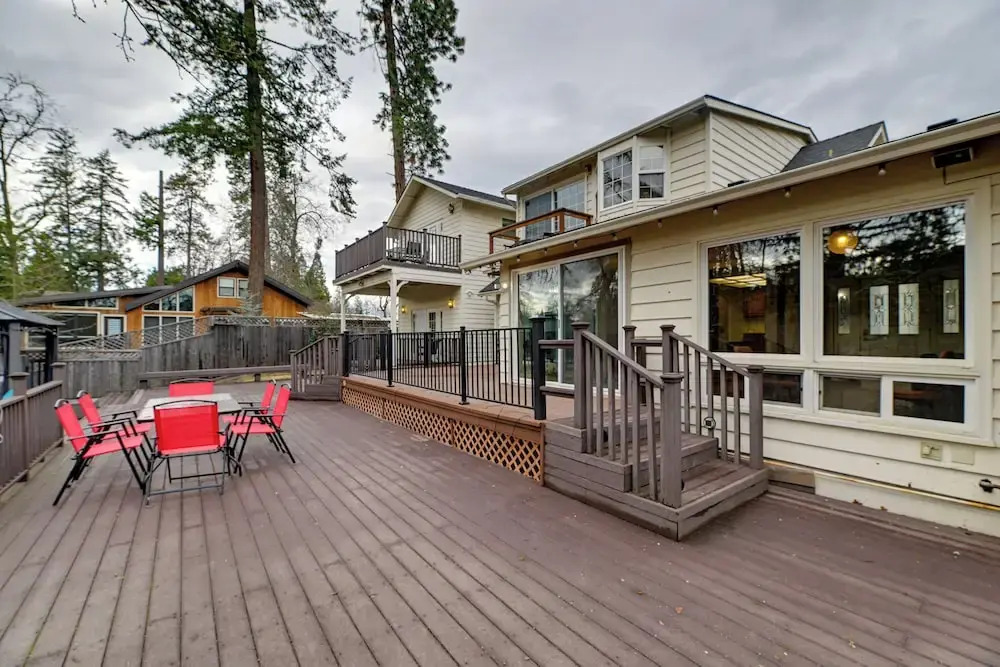 Spacious Grants Pass Home w/ Hot Tub & River Views
