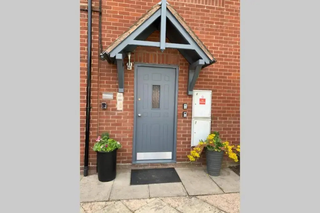 Stratford upon Avon: 2 bed town centre apartment, parking for one car