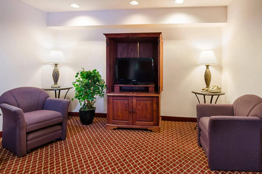 Econo Lodge Inn and Suites