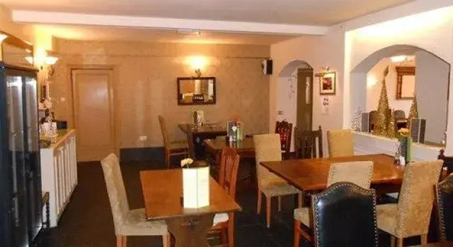 The Hawk & Buckle Inn