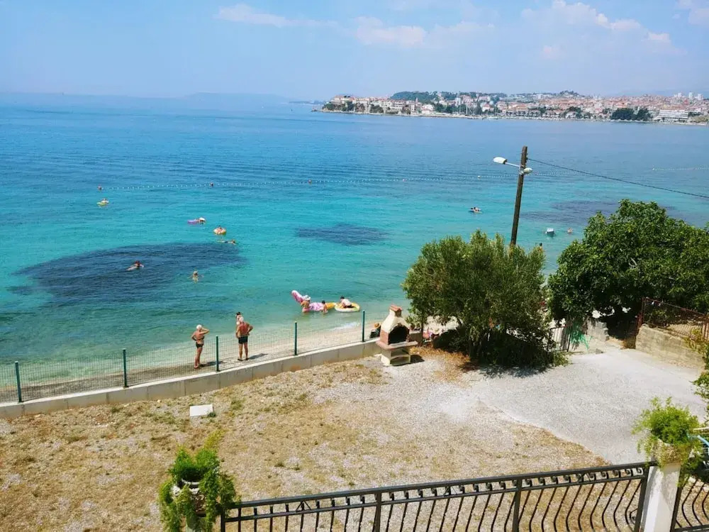 A6 Beachfront apt With big Terrace and sea View