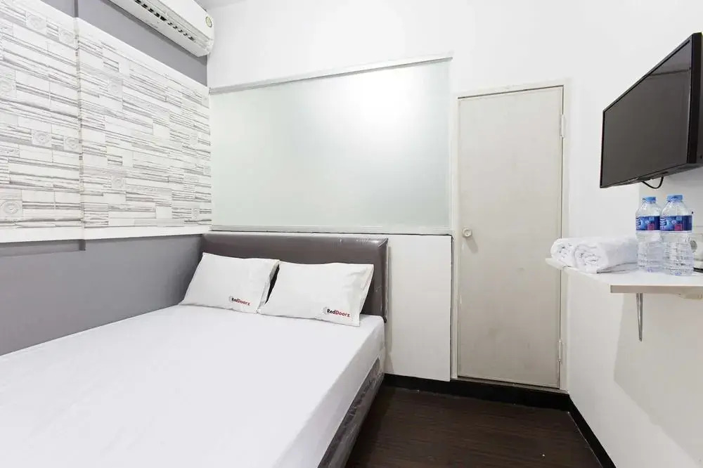 RedDoorz near Asemka