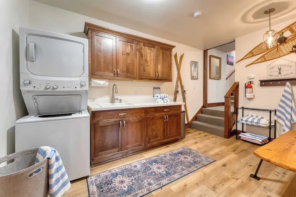 Denton by Avantstay Hot Tub, Deck w/ Fire Pit Near Skiing & Lake!