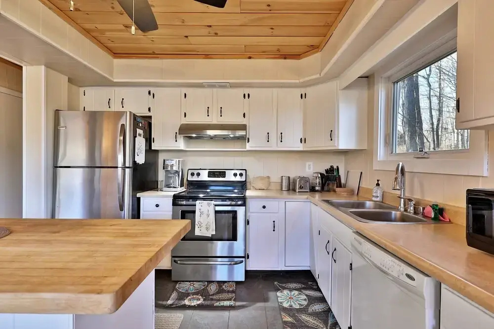 Your Ski Home: Powder Park Place - Upper Level. Close To Killington. Hot Tub. 4 Bedroom Home