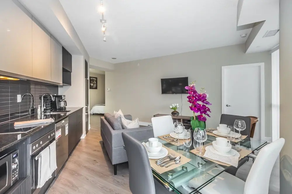 Exquisite Luxury 1 Bedroom + Den With Parking