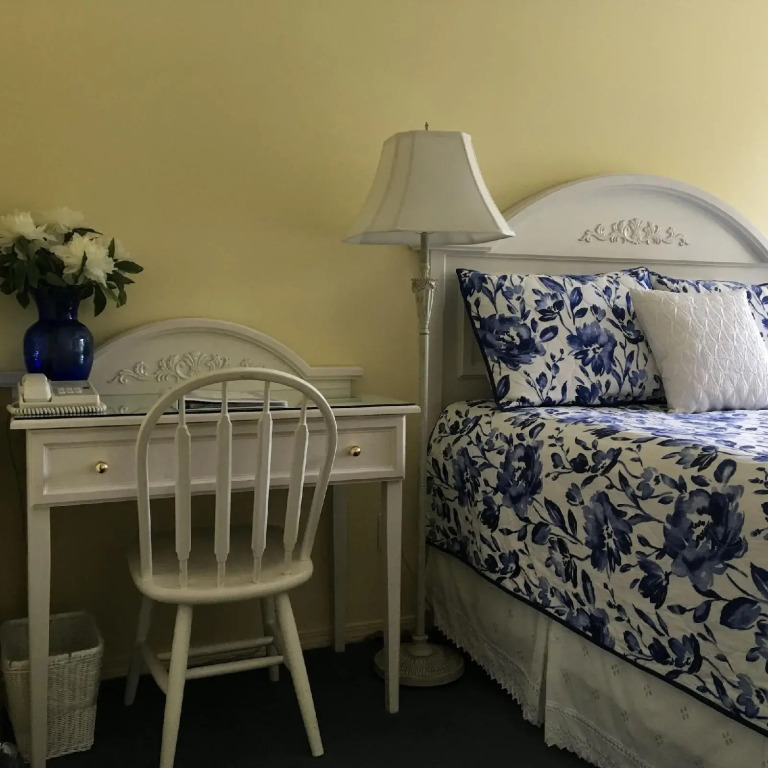 Lakeside Country Inn
