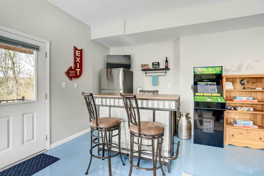Hot Tub and Game Room! Secluded Branson Escape