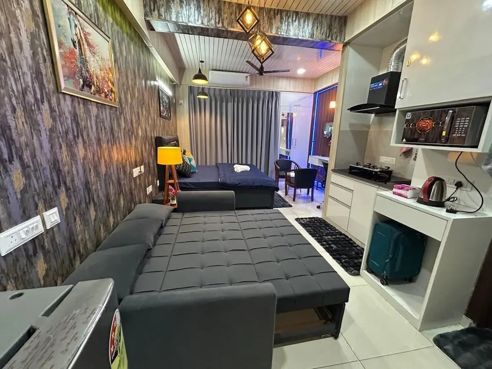 Spacious 1bhk for 6 Guests King & Sofa Beds Zirakpur,chandigarh,mohali,tricity