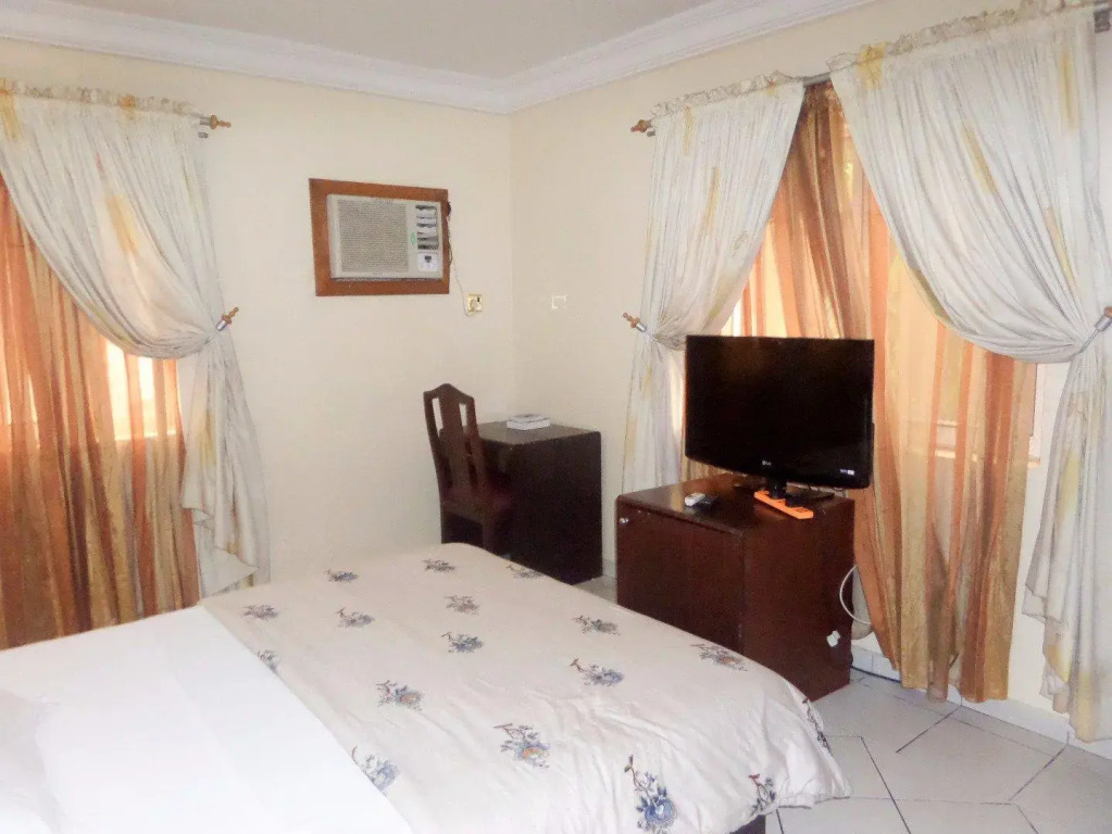 Gloriana Hotel and Suites