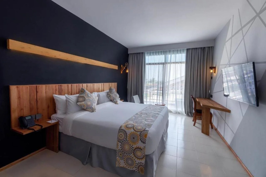 Giraffe Ocean View Hotel