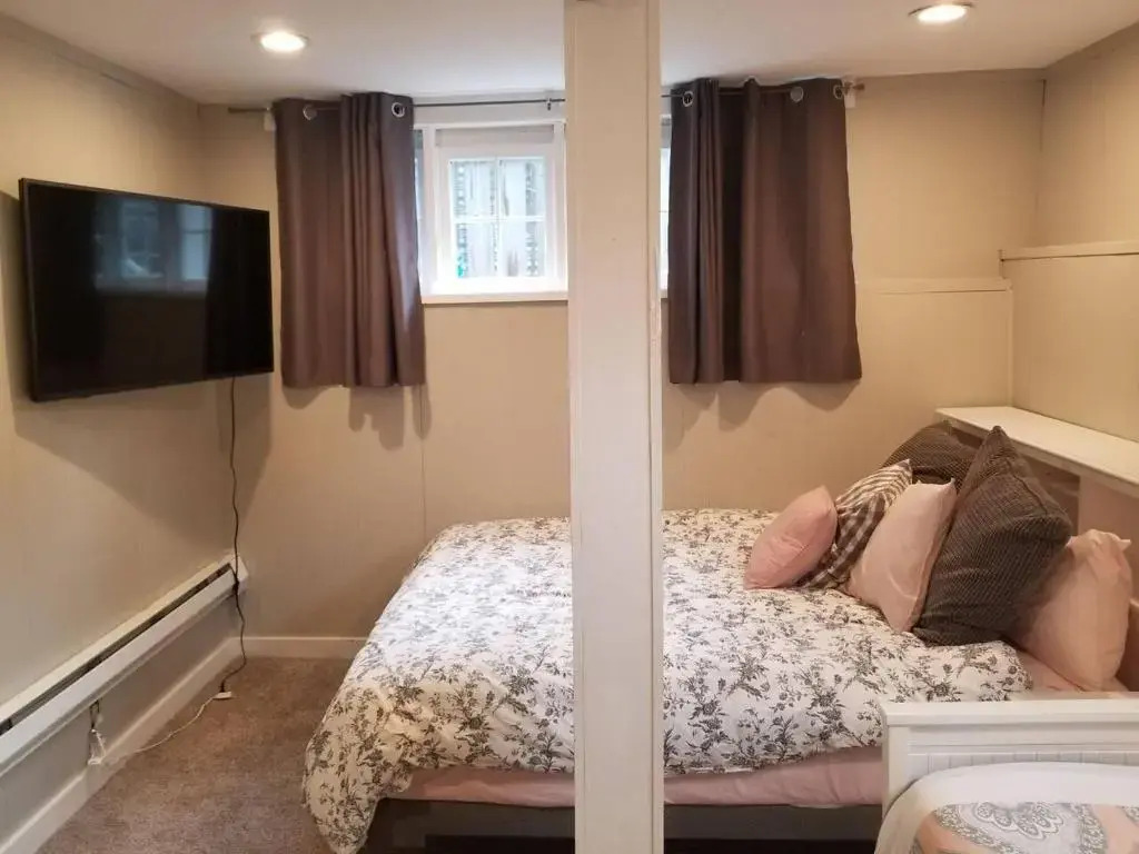 Central 2 bedroom unit with 3 beds and 3 large TVs
