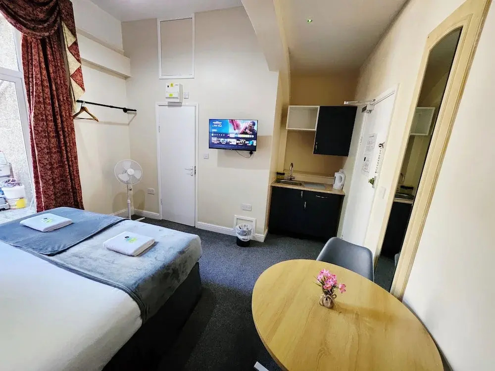 Southsea Ground-Floor Studio Apartment with Free Private Parking