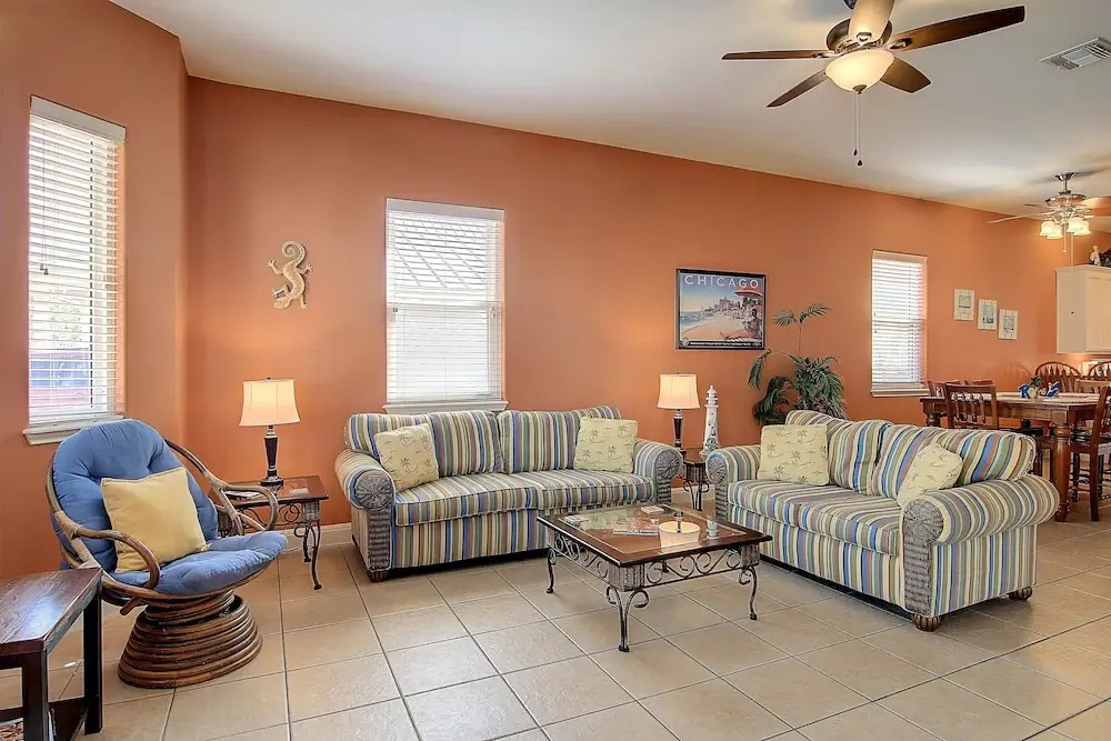 Tropical Niche 3 Bedroom Home by Redawning