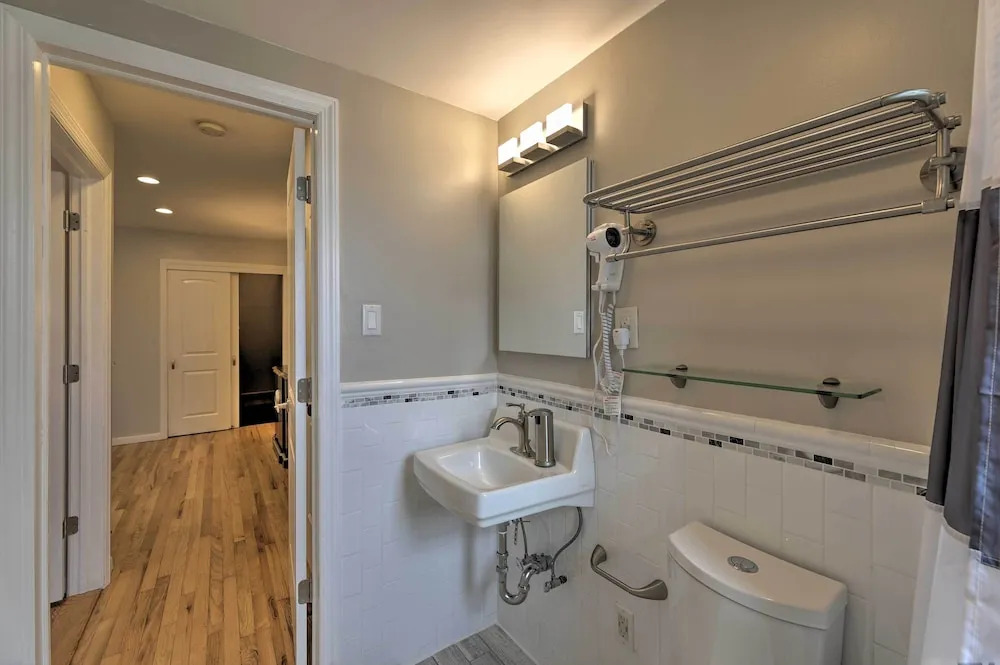 Yonkers Apt w/ Balcony: Walk to Train Station!