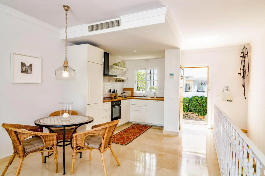 AP165 - Contemporary Scandinavian Style Apartment