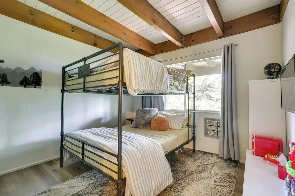 Cozy & Chic Lake Arrowhead Cabin w/ Deck