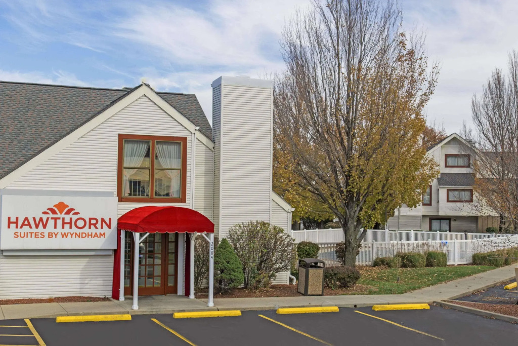 Hawthorn Suites by Wyndham Airport East Hotel