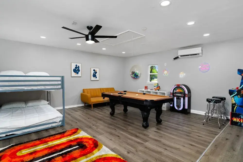 70s House Fun 6 Bedroom Pool Game Room