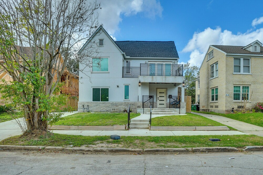 Sleek & Central! Houston Stay Near Med Center