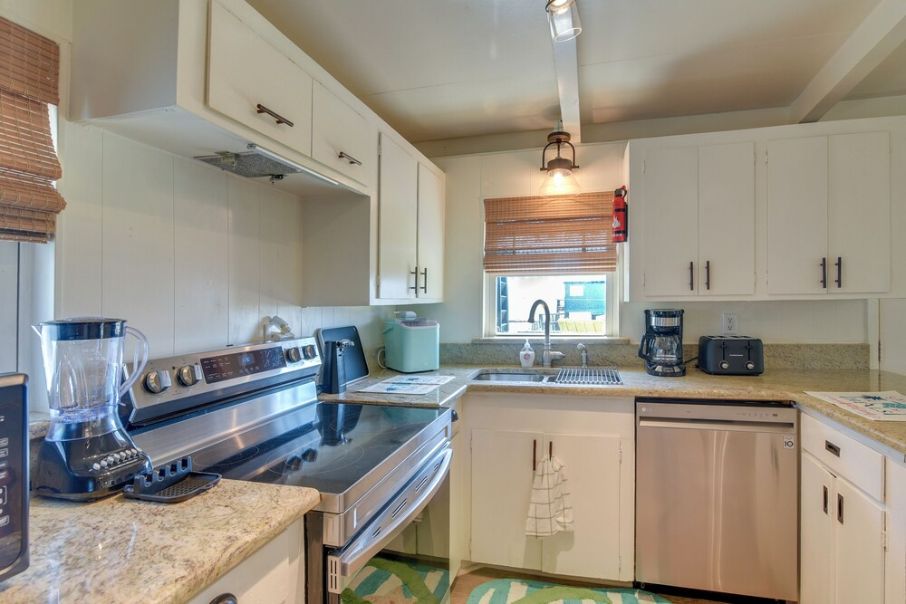 Steps to Surfside Beach! Ocean-view Texas Retreat